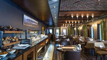 Café da manhã, almoço e jantar