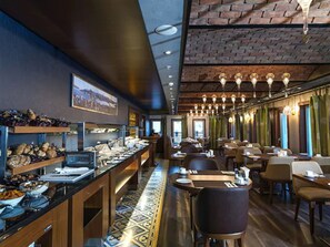 朝食、ランチ、ディナーに営業