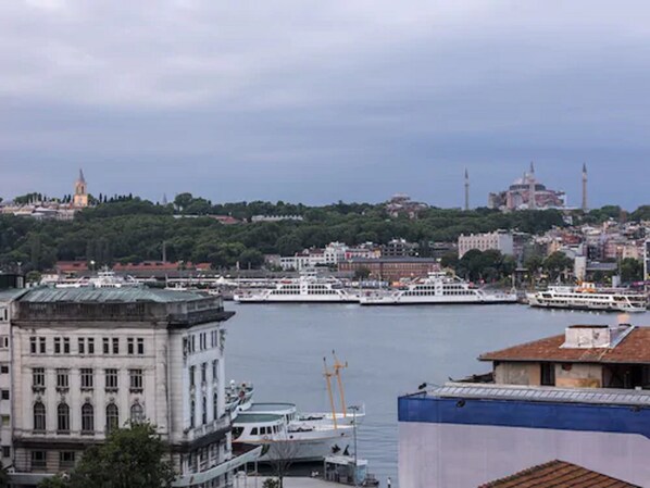 Un paisaje urbano frente al agua con edificios históricos, una mezquita y un minarete.