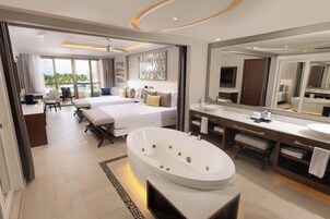 Luxury Suite with Terrace Jacuzzi | Frigobar (abastecido com itens grátis), cofres nos quartos, escrivaninha