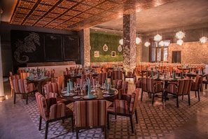 9 restaurants, breakfast, lunch, dinner served; international cuisine