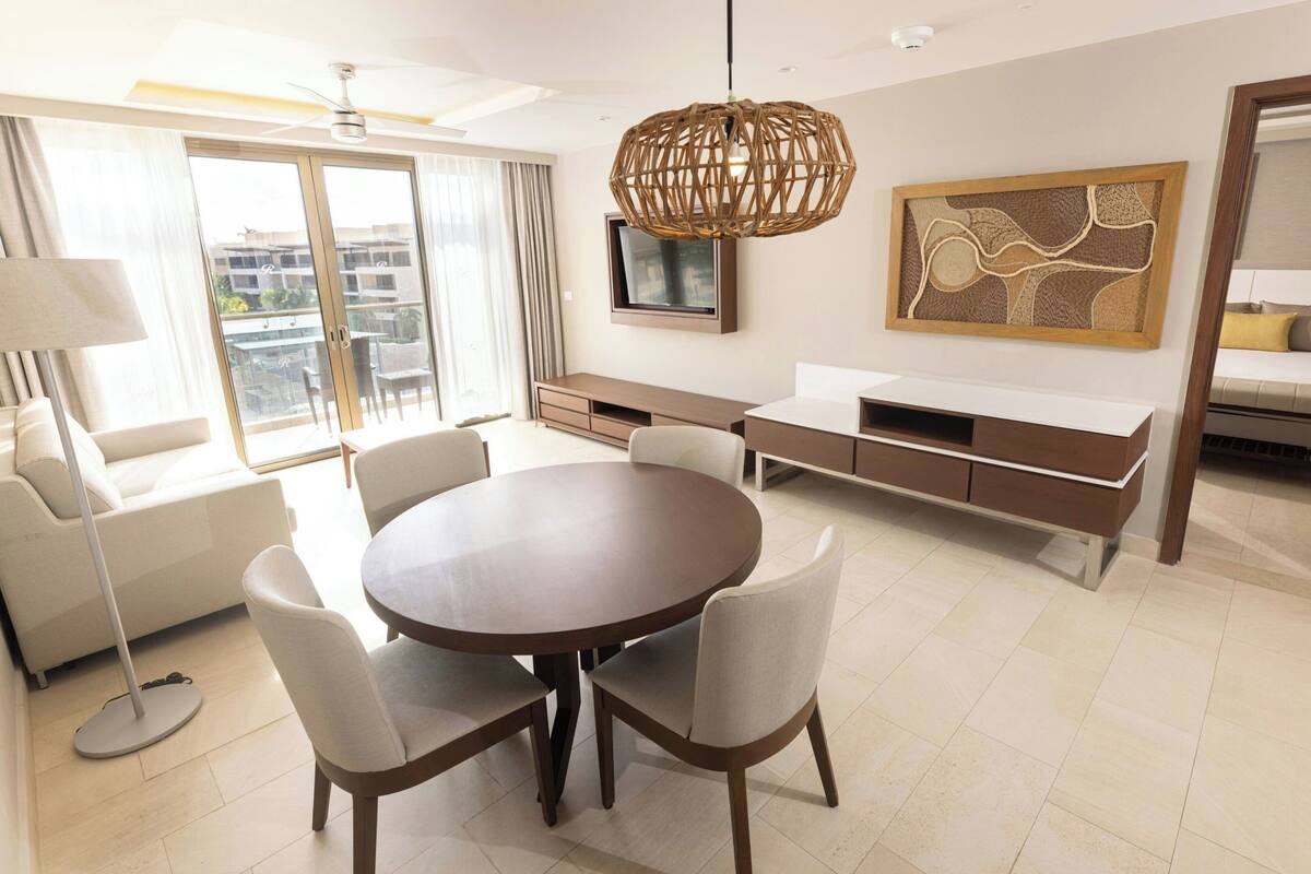 Luxury Presidential One Bedroom Suite Diamond Club | 迷你吧（备有免费物品）、客房内保险箱、办公桌、遮光窗帘