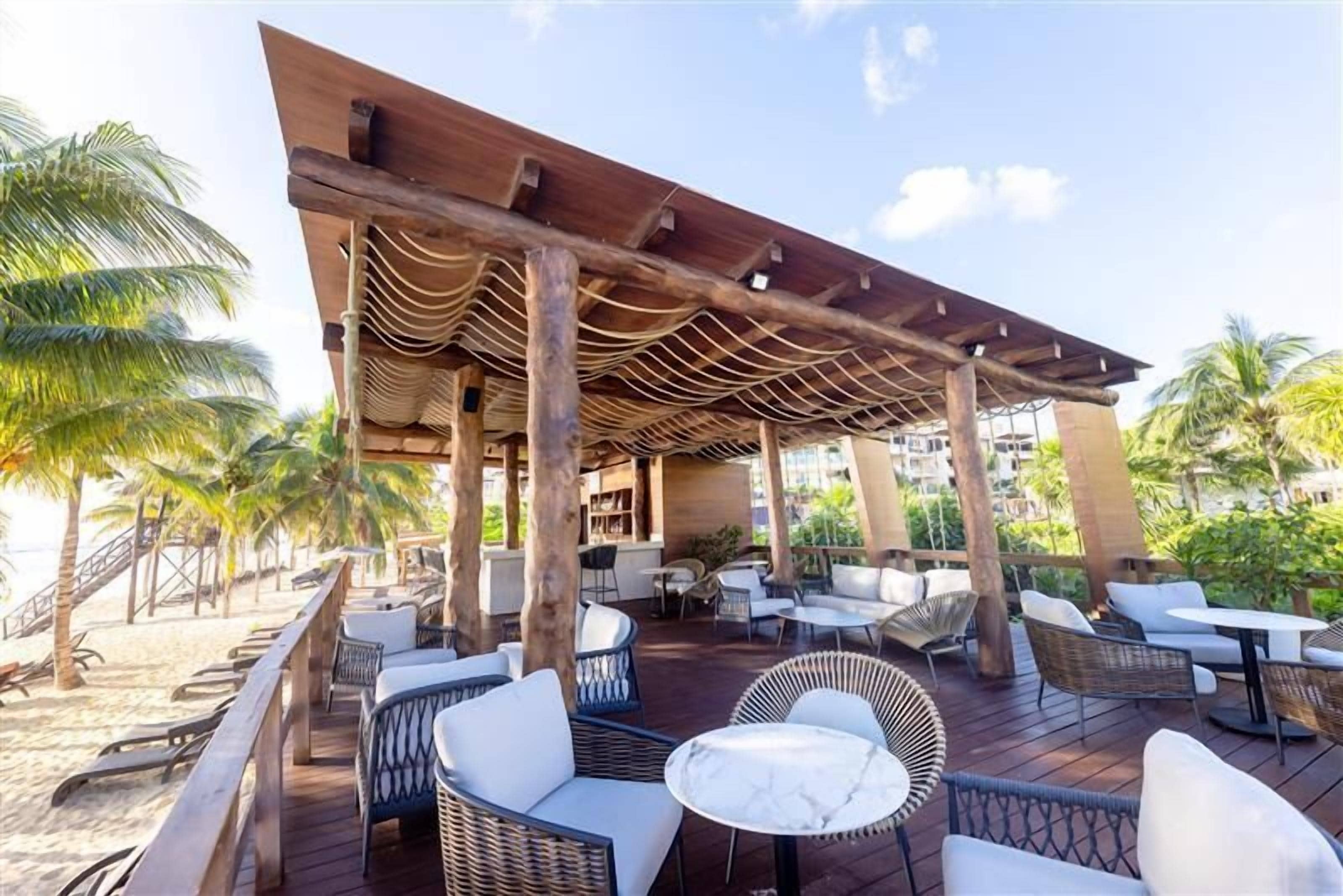 9 restaurants, breakfast, lunch, dinner served; international cuisine