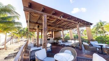 9 restaurants, breakfast, lunch, dinner served; international cuisine