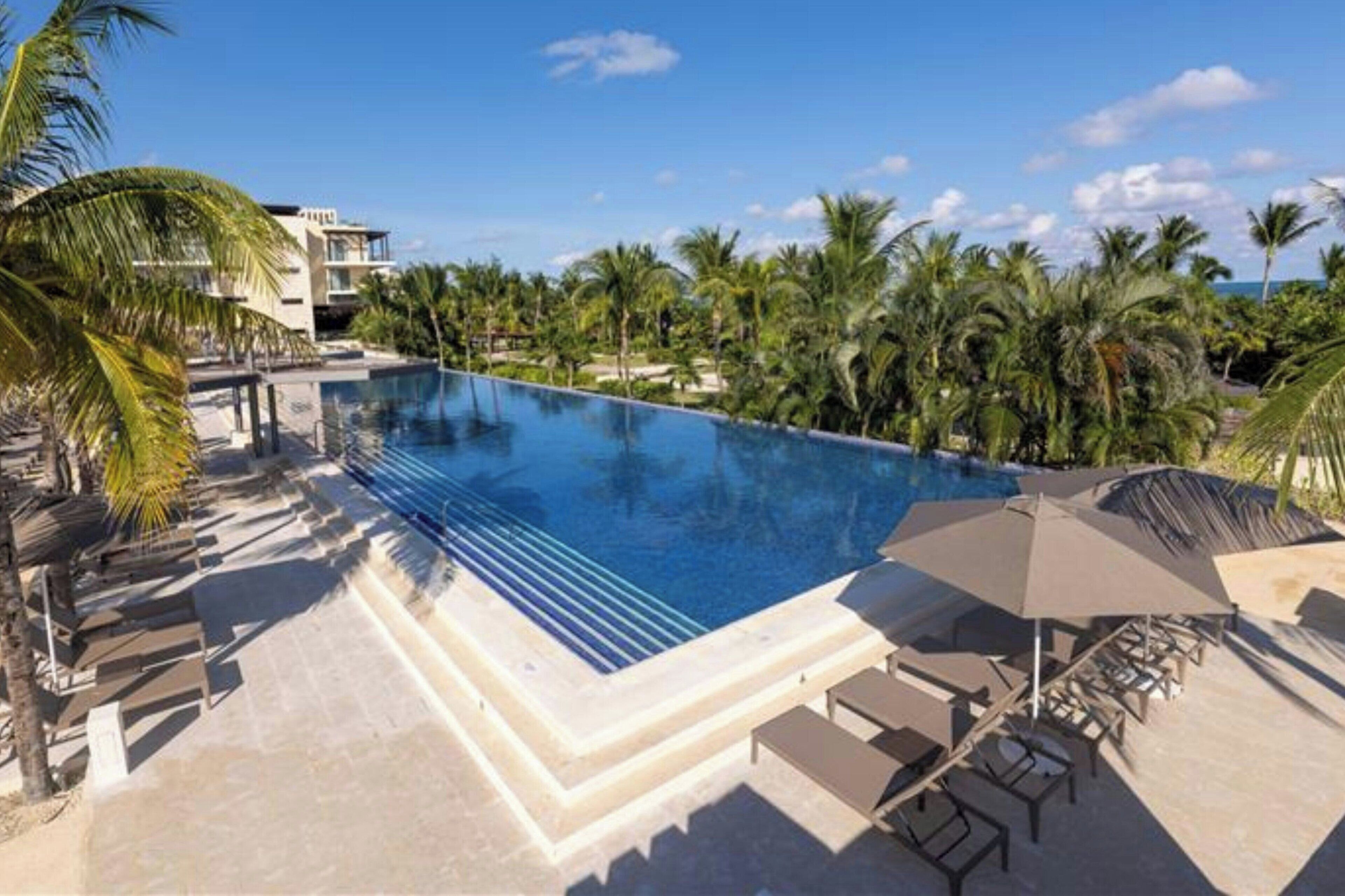8 piscinas externas, guarda-sóis, espreguiçadeiras