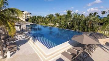 8 piscinas externas, guarda-sóis, espreguiçadeiras