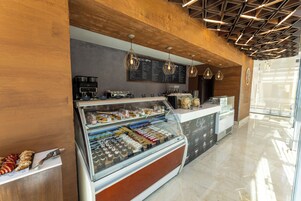 Café da manhã com buffet grátis todos os dias