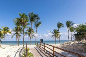 Una playa cerca, camas de playa gratis, sillas reclinables de playa
