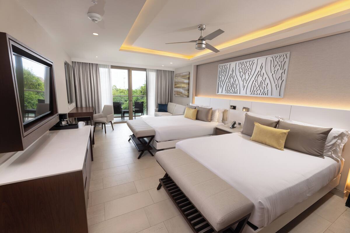 Luxury Junior Suite | 迷你吧（备有免费物品）、客房内保险箱、办公桌、遮光窗帘