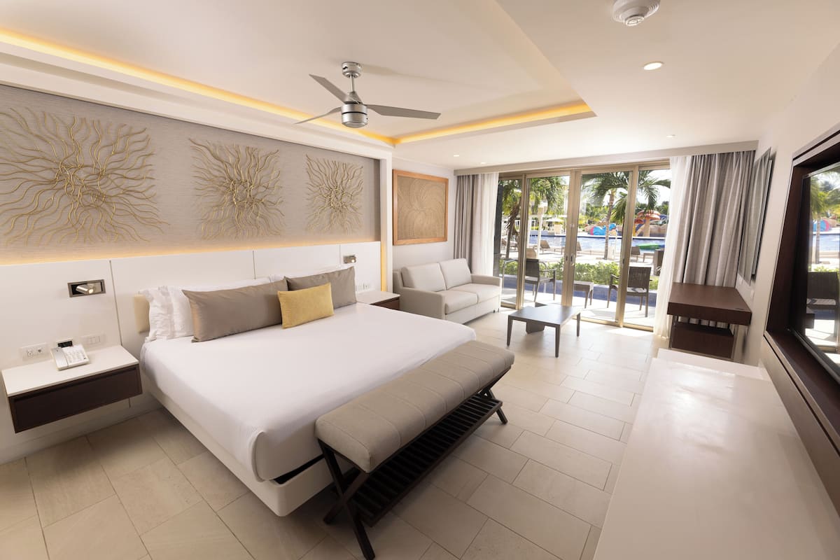 Free minibar, in-room safe, desk, blackout drapes