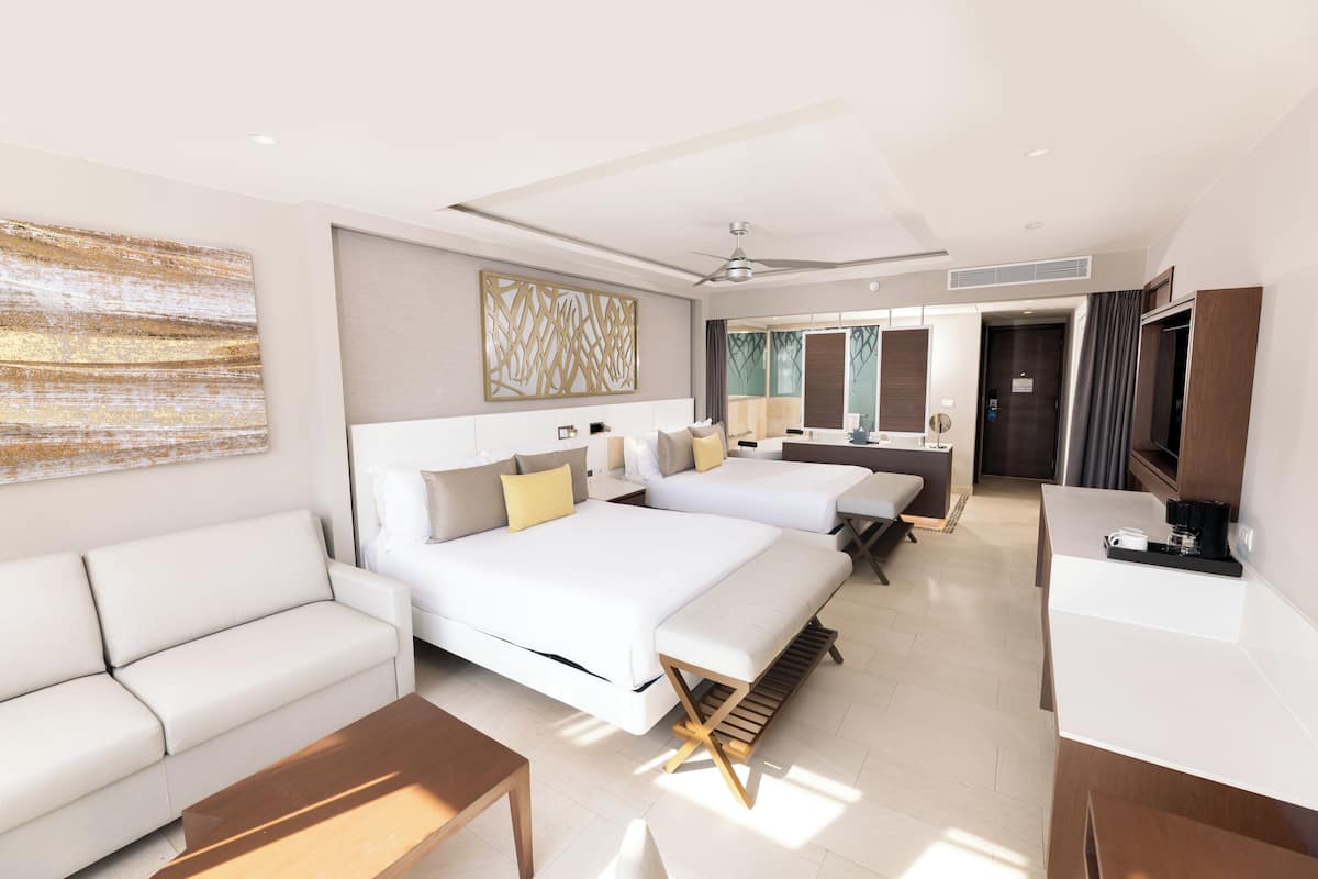 Luxury Junior Suite Ocean View Diamond Club | 迷你吧（备有免费物品）、客房内保险箱、办公桌、遮光窗帘