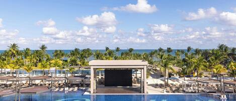8 piscines extérieures, parasols de plage, chaises longues