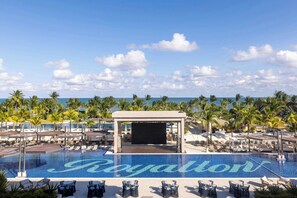 8 piscinas al aire libre, sombrillas, sillones reclinables de piscina