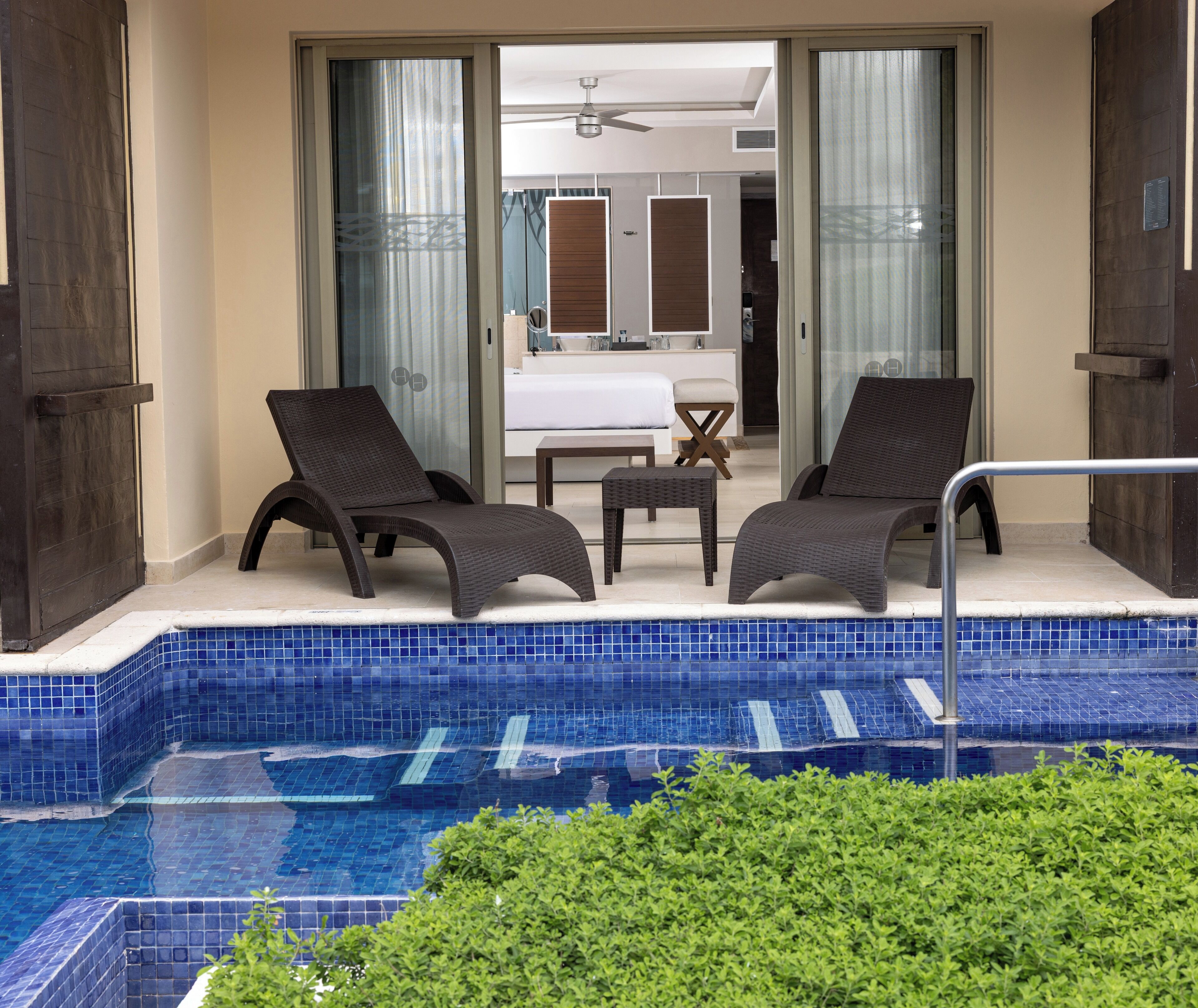 Free minibar, in-room safe, desk, blackout drapes