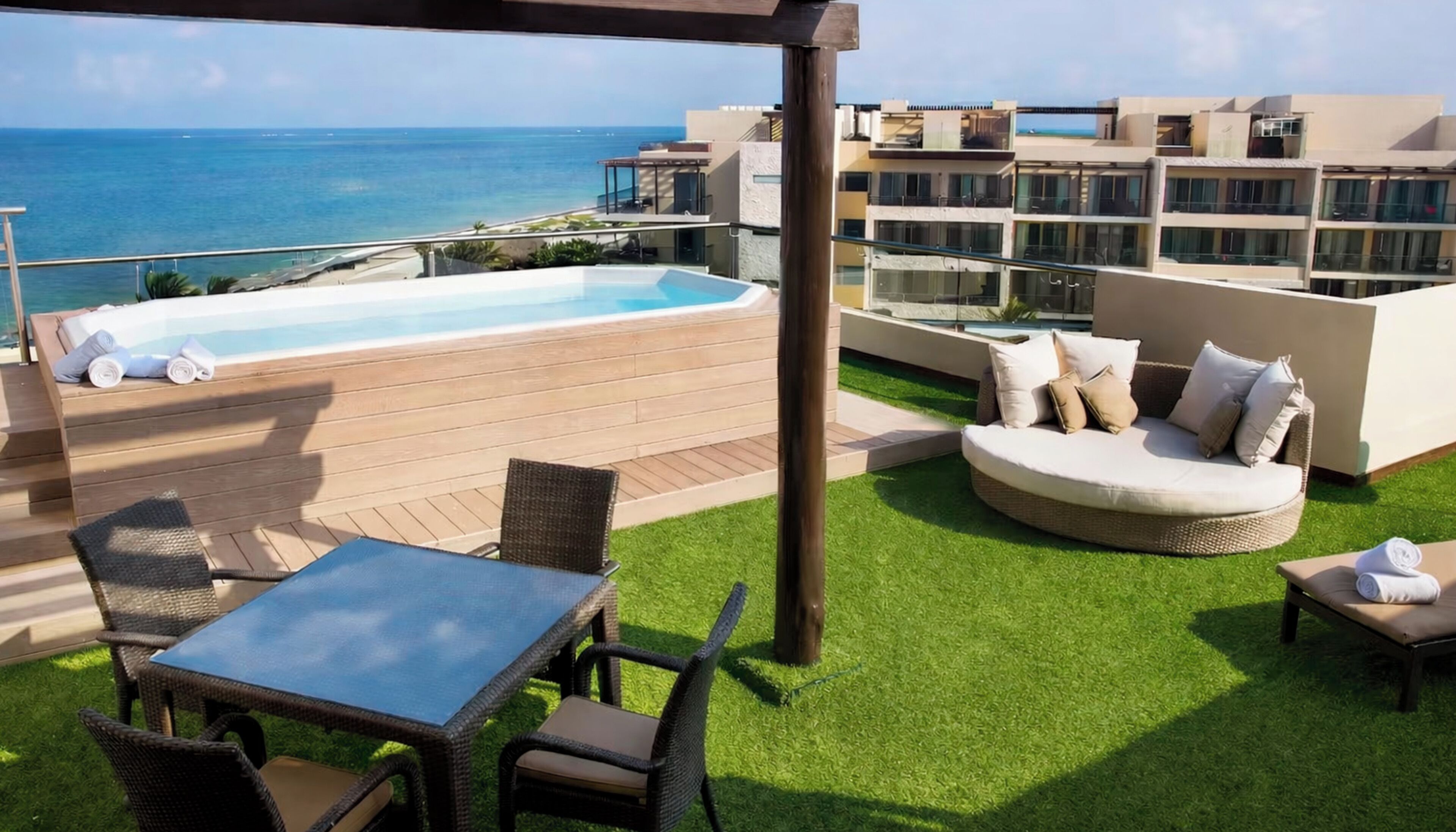 Luxury Presidential One Bedroom Suite Ocean View Rooftop Pool | Terrace/patio