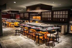 9 restaurants servant le petit déjeuner, le déjeuner et le dßner