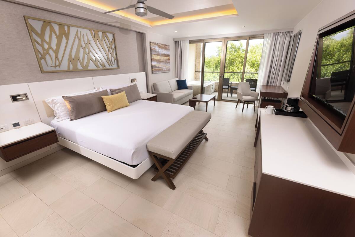 Luxury Suite with Terrace Jacuzzi | 迷你吧（备有免费物品）、客房内保险箱、办公桌、遮光窗帘