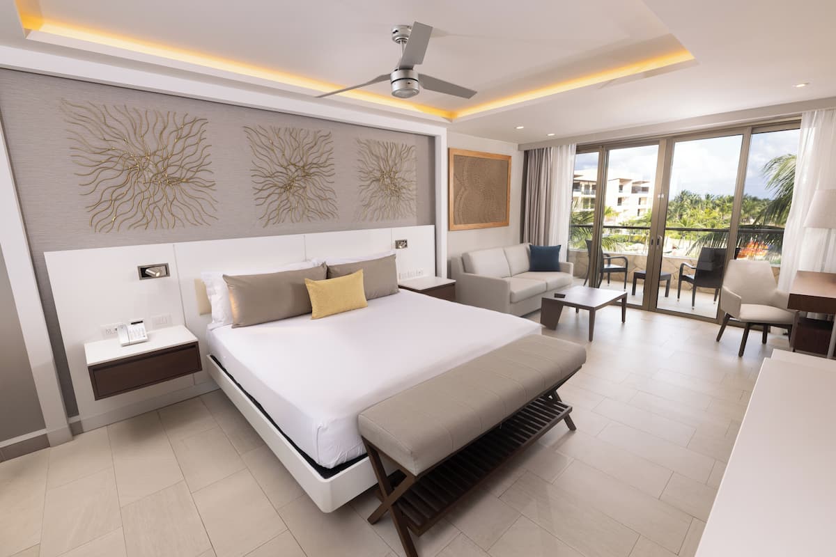 Free minibar, in-room safe, desk, blackout drapes