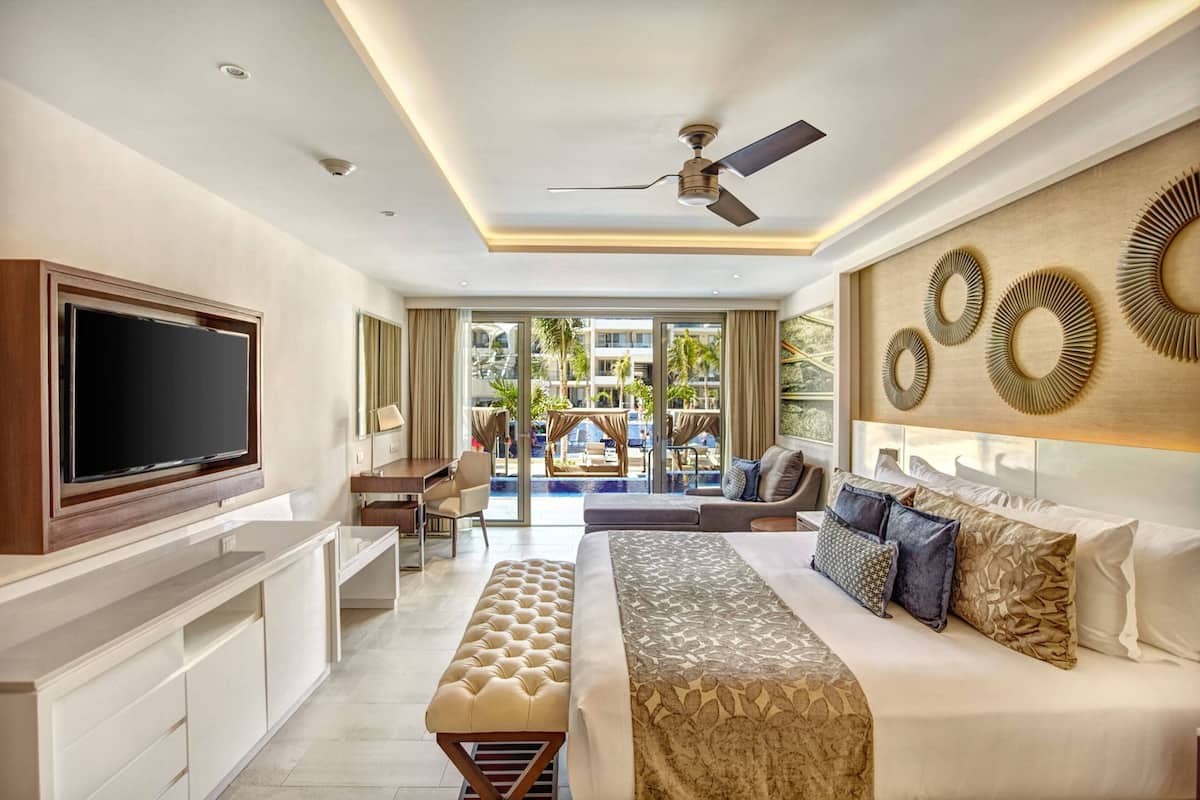 Free minibar, in-room safe, desk, blackout drapes