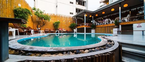 Piscine extérieure, chaises longues