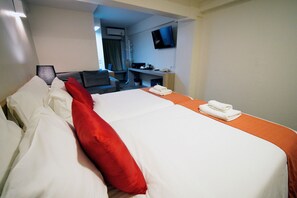 Deluxe Triple Room, Window | In-room safe, free WiFi, bed sheets