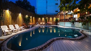 Piscine extérieure, chaises longues