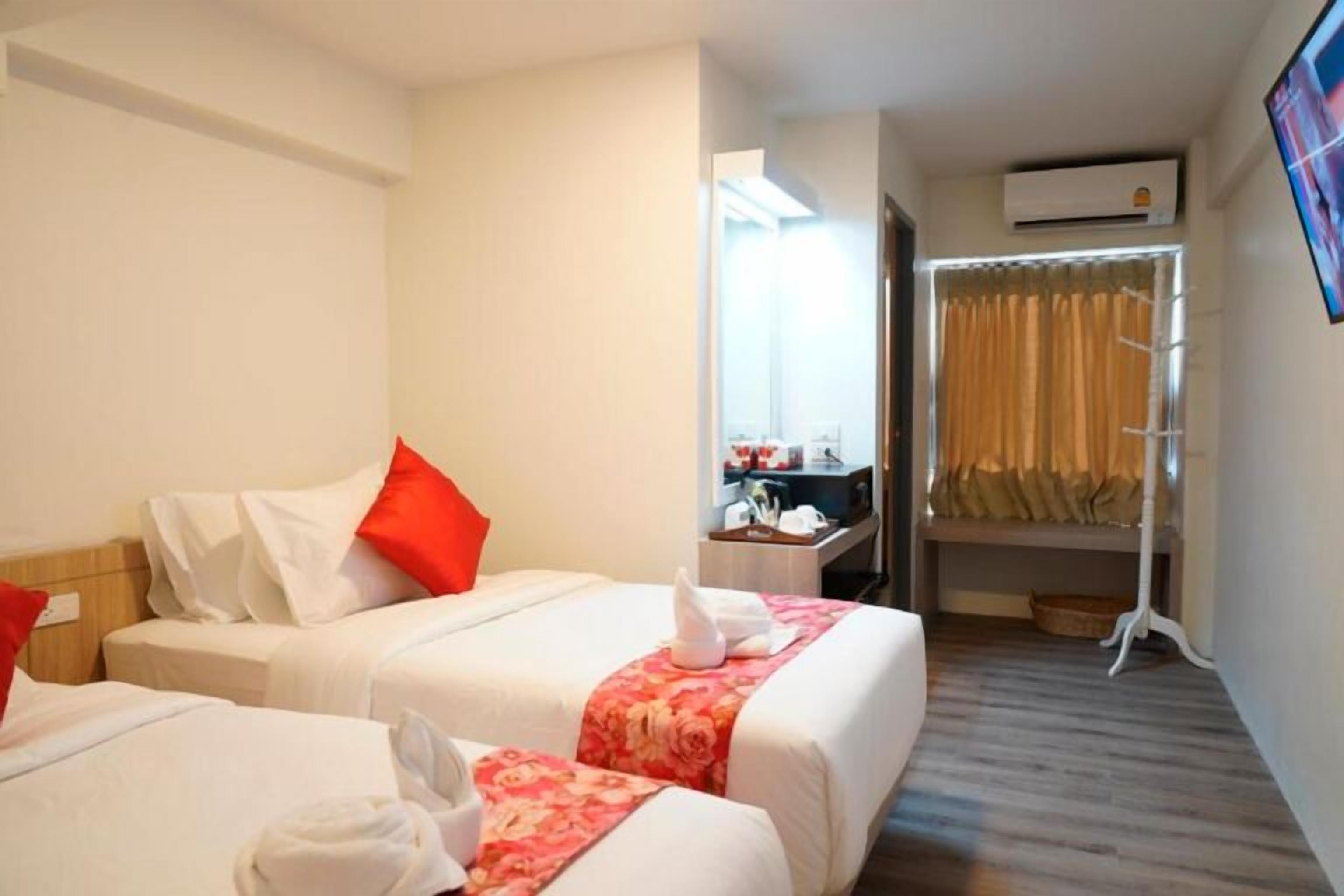 In-room safe, free WiFi, bed sheets