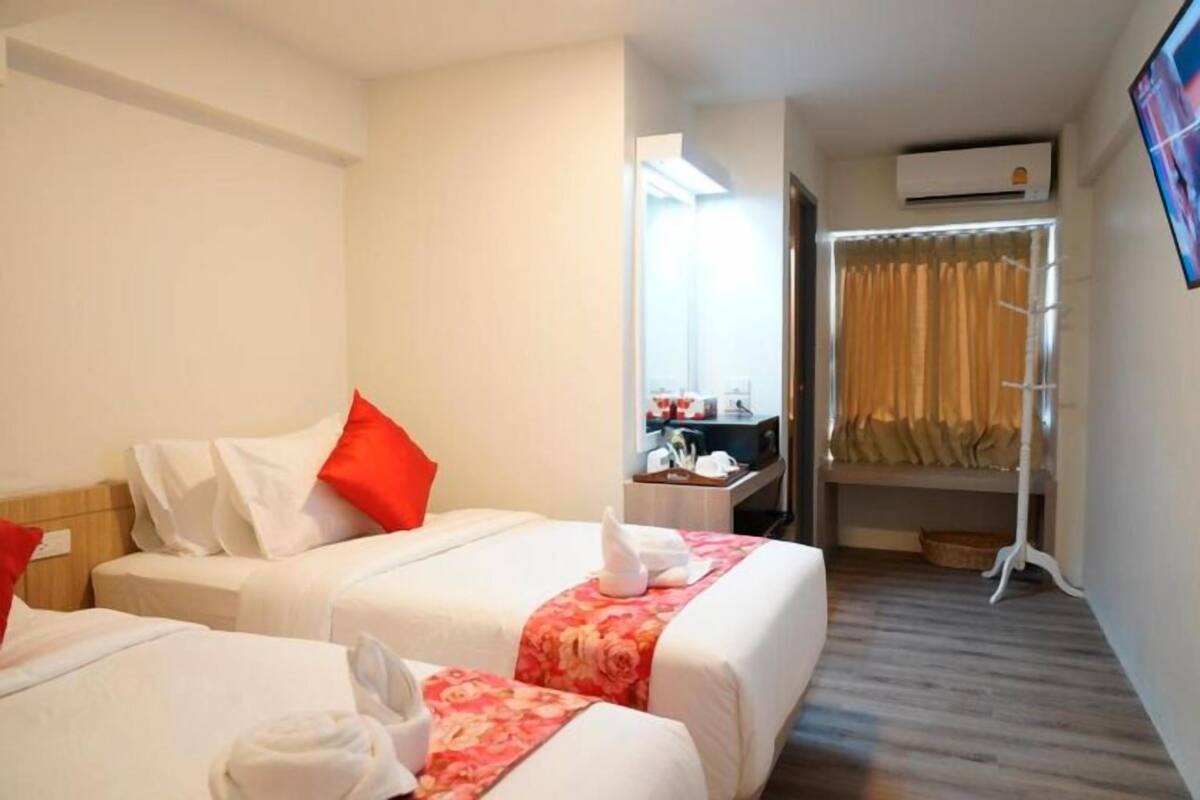 In-room safe, WiFi (free), bed sheets