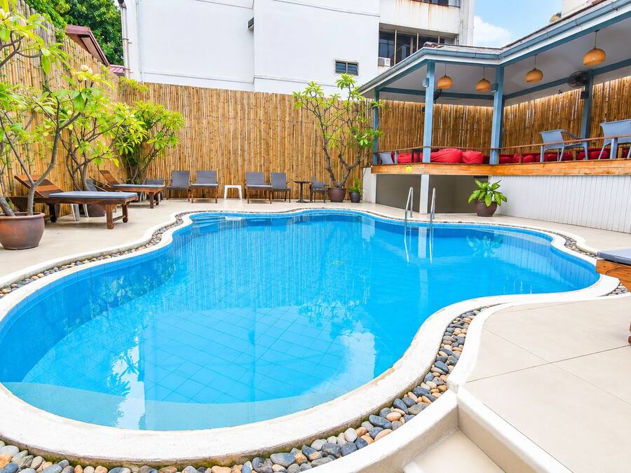 Piscina externa, espreguiçadeiras