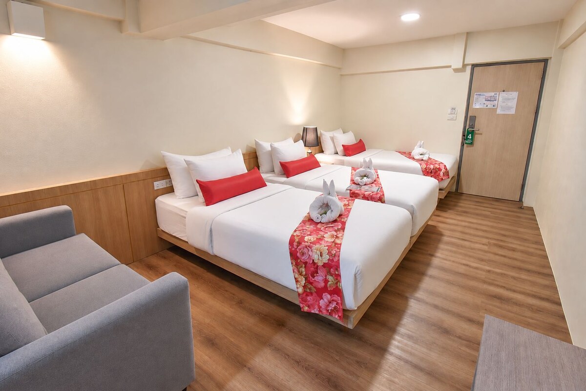 Grand Triple Room | In-room safe, desk, WiFi (free), bed sheets