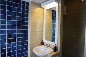 Douche, articles de toilette (gratuits), séchoir à cheveux, peignoirs