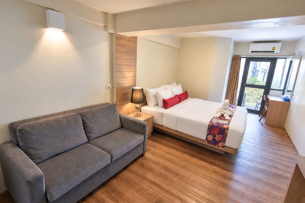 Grand Double with with Balcony & Private Bathroom on Balcony | In-room safe, desk, WiFi (free), bed sheets