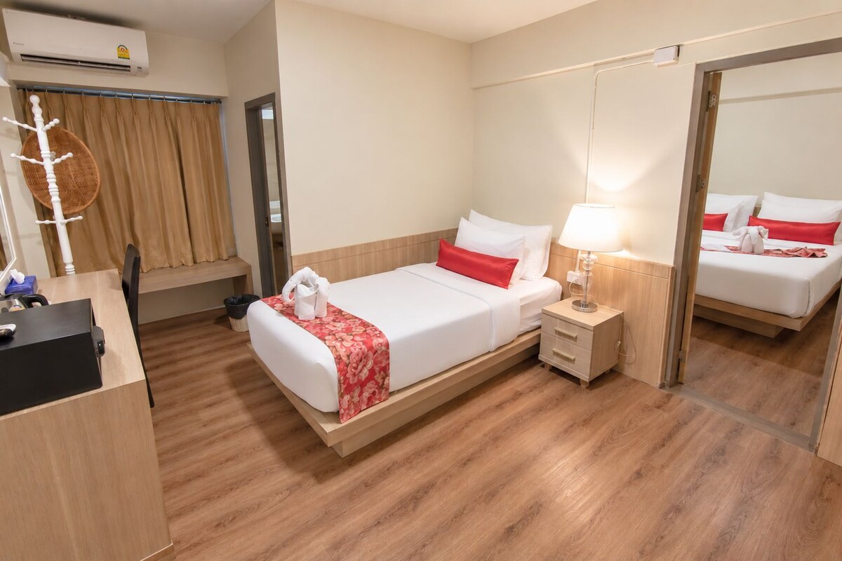 Grand Family Room | In-room safe, desk, WiFi (free), bed sheets