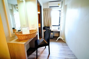 Kahden hengen deluxe-huone (kaksi sänkyä), parveke | Tallelokero huoneessa, ilmainen Wi-Fi, vuodevaatteet