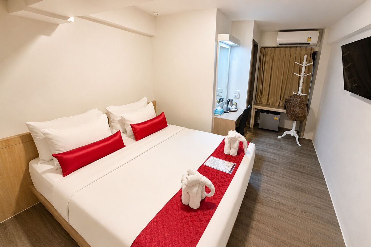 Standard Double Room | In-room safe, desk, WiFi (free), bed sheets