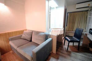 Deluxe Triple Room, Window | Oleskelualue | 32–tuumainen taulutelevisio, jossa kaapelikanavat