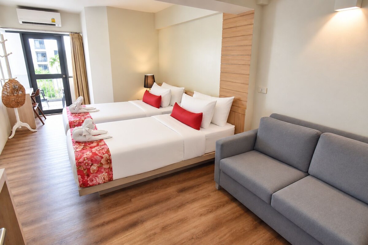 Grand Twin with with Balcony & Private Bathroom on Balcony | In-room safe, desk, WiFi (free), bed sheets