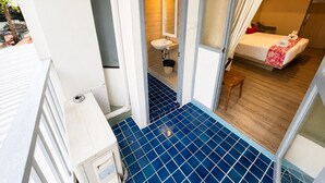 Ein Hotelzimmer mit Bett, Bad und Blick nach außen.