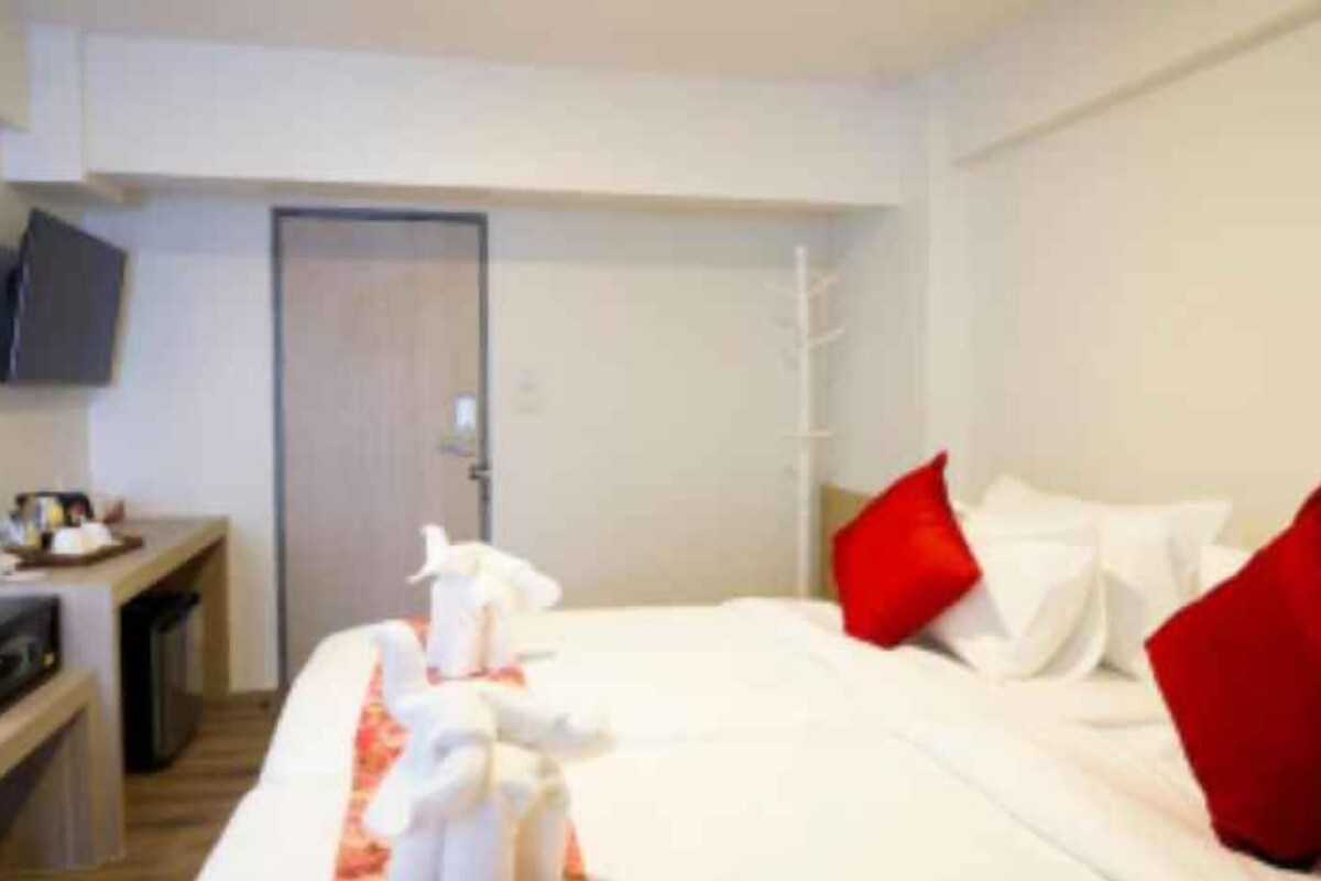 In-room safe, desk, WiFi (free), bed sheets