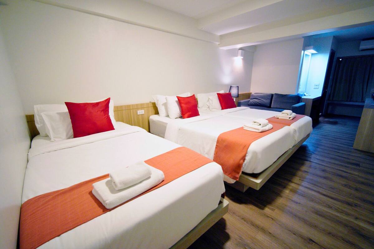 Deluxe Triple Room, Window | In-room safe, WiFi (free), bed sheets