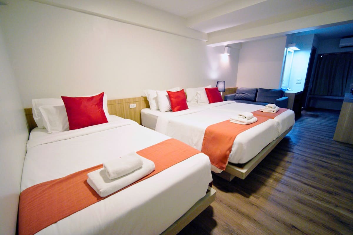 Deluxe Triple Room, Window | Coffre-fort, accĂšs au Wi-Fi (inclus), literie fournie