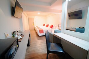 Deluxe Triple Room, Window | Tallelokero huoneessa, ilmainen Wi-Fi, vuodevaatteet
