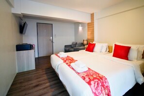 Deluxe Twin with Balcony External Bathroom | In-room safe, free WiFi, bed sheets -  Wild Orchid Villa Bangkok (Bangkok)