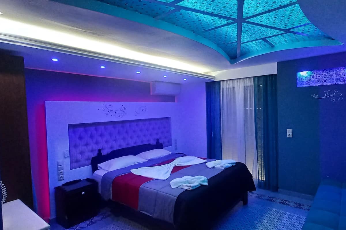 In-room safe, individually decorated, desk, soundproofing