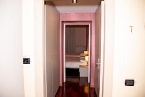 Minibar, escritorio y wifi gratis 