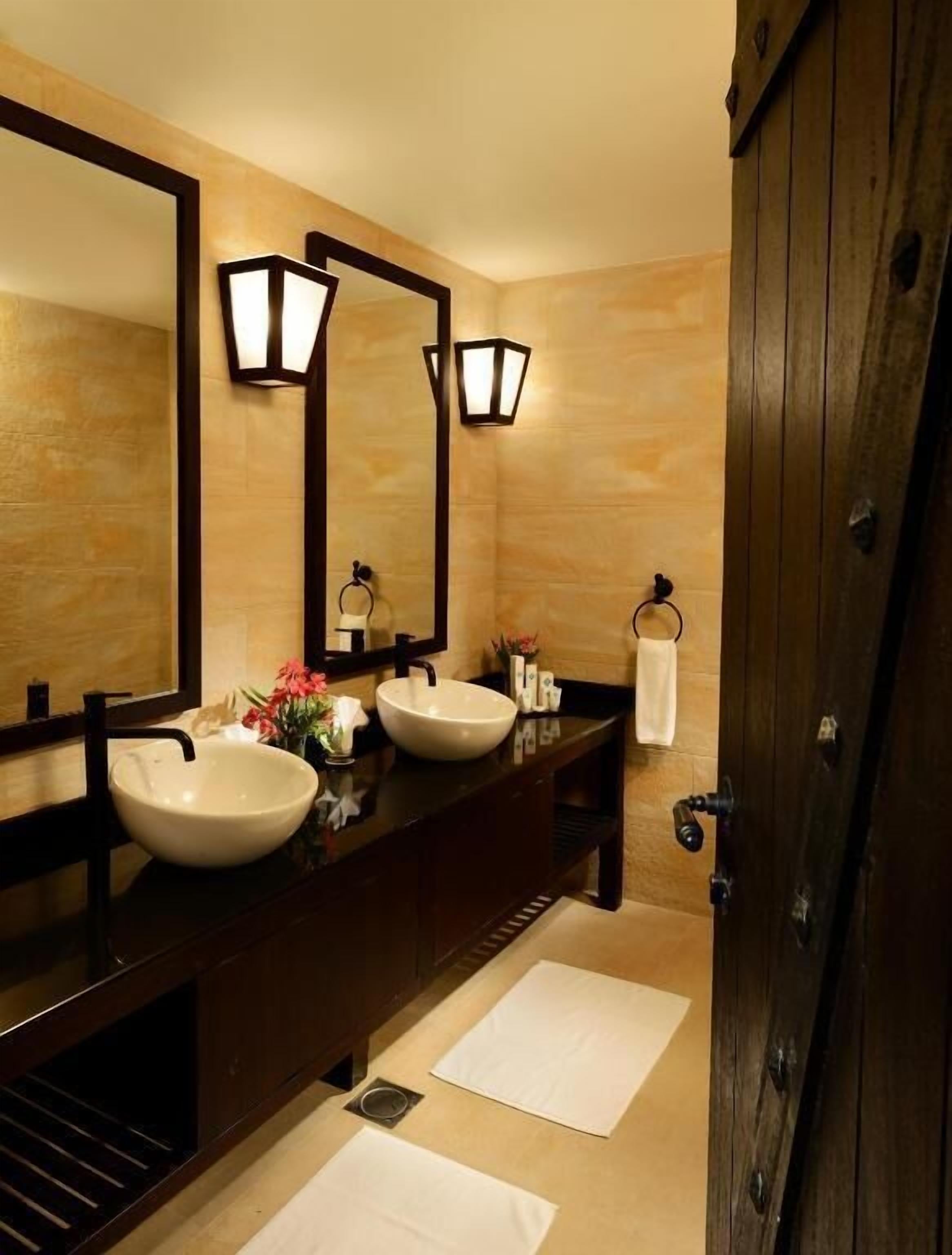 shower, rainfall showerhead, free toiletries, hair dryer