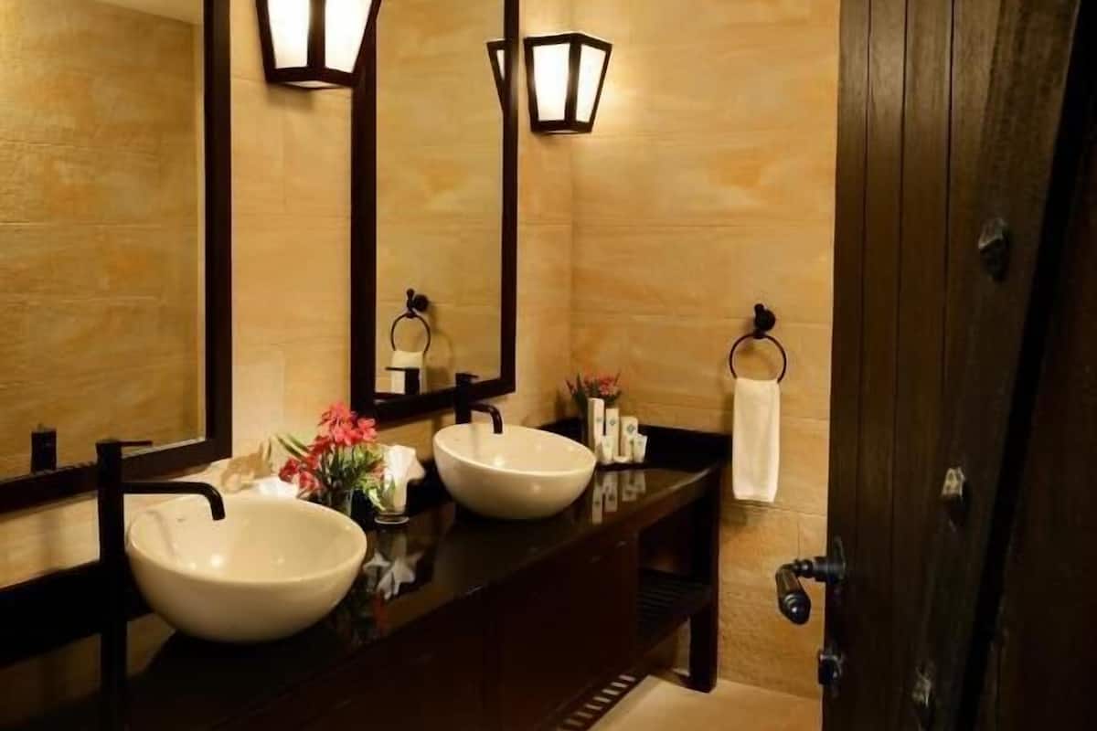 shower, rainfall showerhead, free toiletries, hair dryer