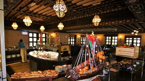 Zona de bufé con distintos alimentos y un centro de mesa colgante decorativo.