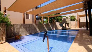 Piscine extérieure, chaises longues