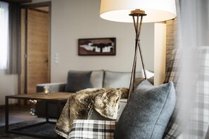 Flat-screen TV, fireplace - Galzig Lodge (Sankt Anton am Arlberg)